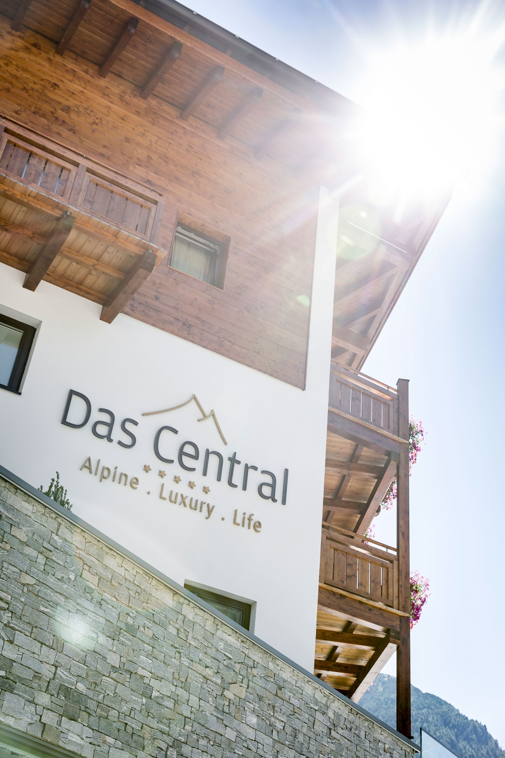 Aussenansicht Sommer Hotel Das Central in Sölden Aussenansicht Sommer Hotel Das Central in Sölden