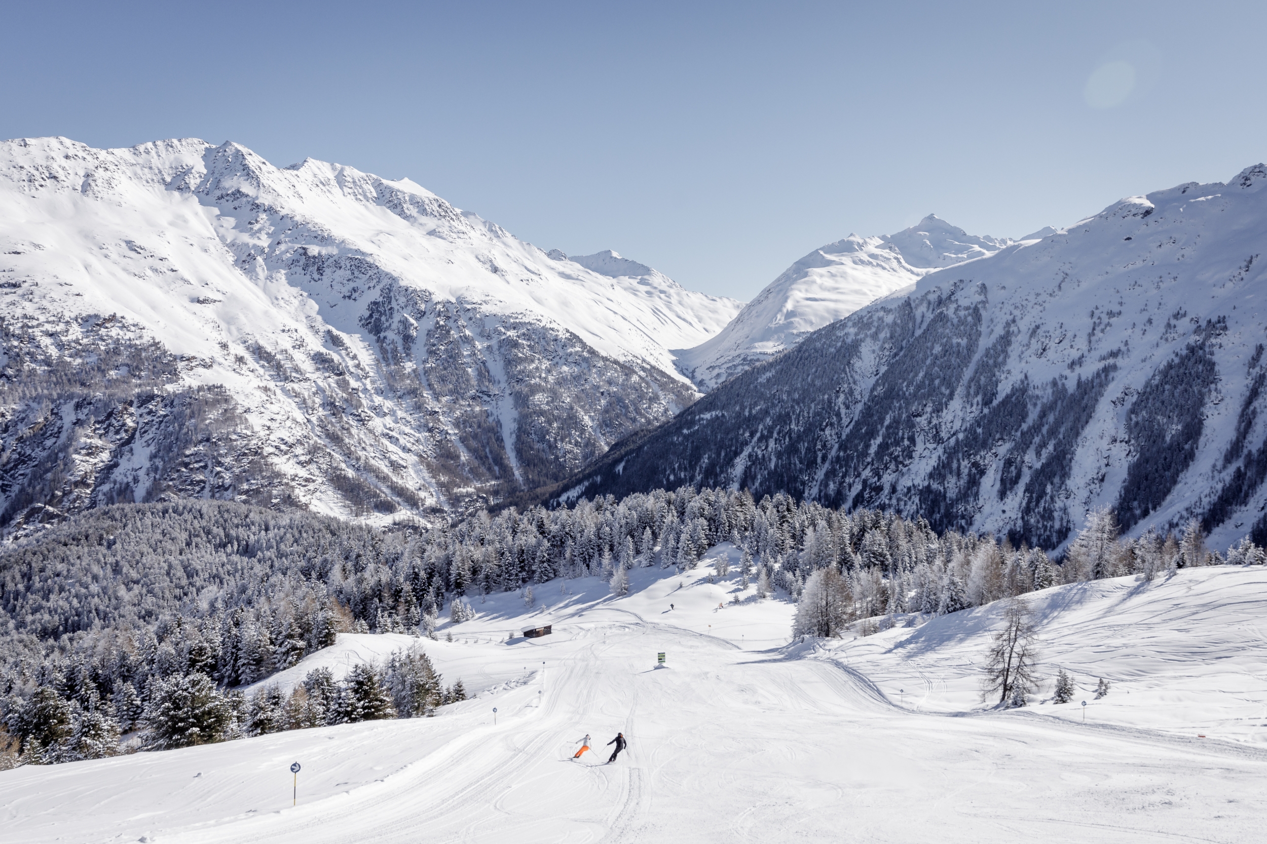 Breite Abfahrt im schneesicheren Skigebiet Sölden auf über 3.000 Metern Höhe