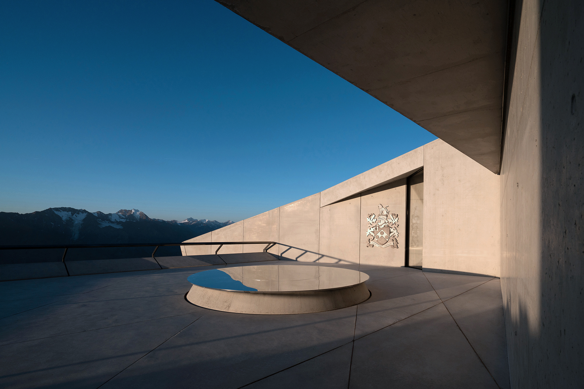 007 ELEMENTS The Plaza im Sommer