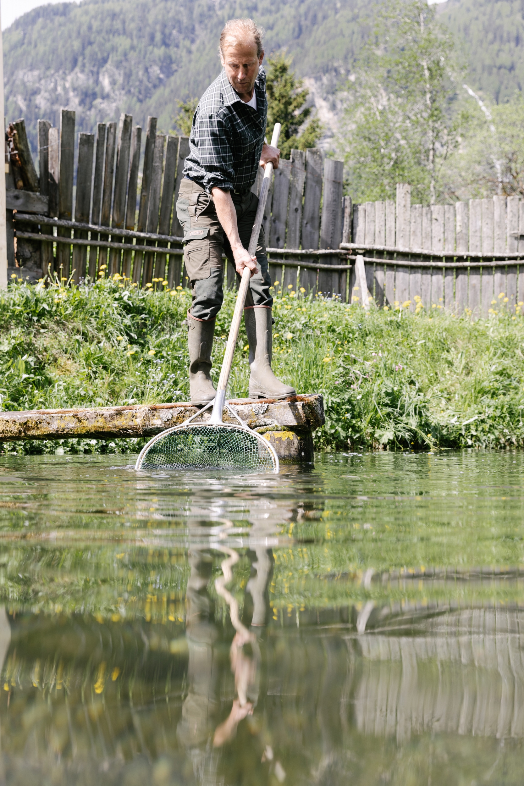 Fischproduzent Raimund Mrak bei seinem Fischteich in Längenfeld - Ötztaler Quellfische
