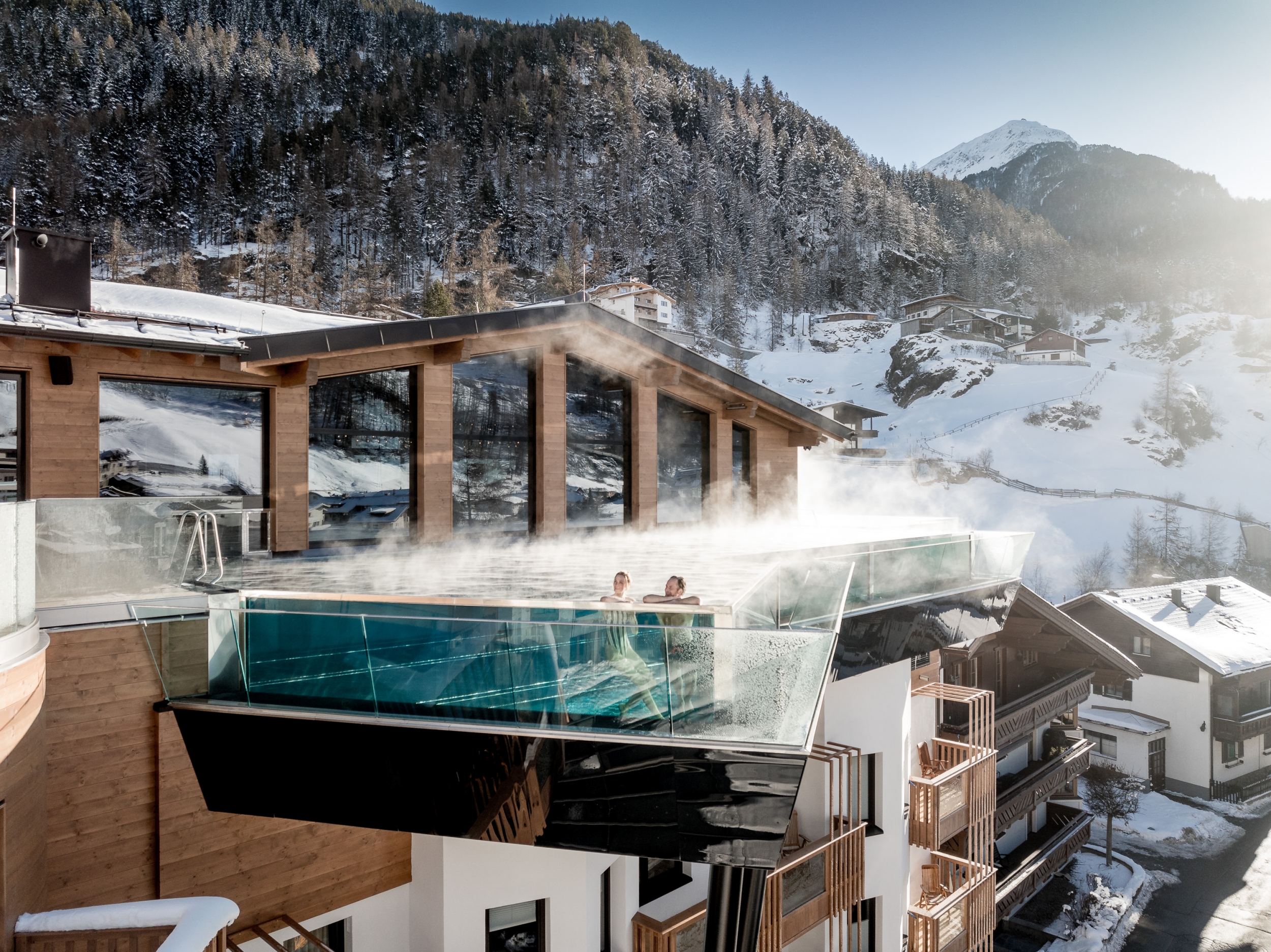 Summit Infinity-Pool im 5* Hotel Das Central in Sölden im Winter