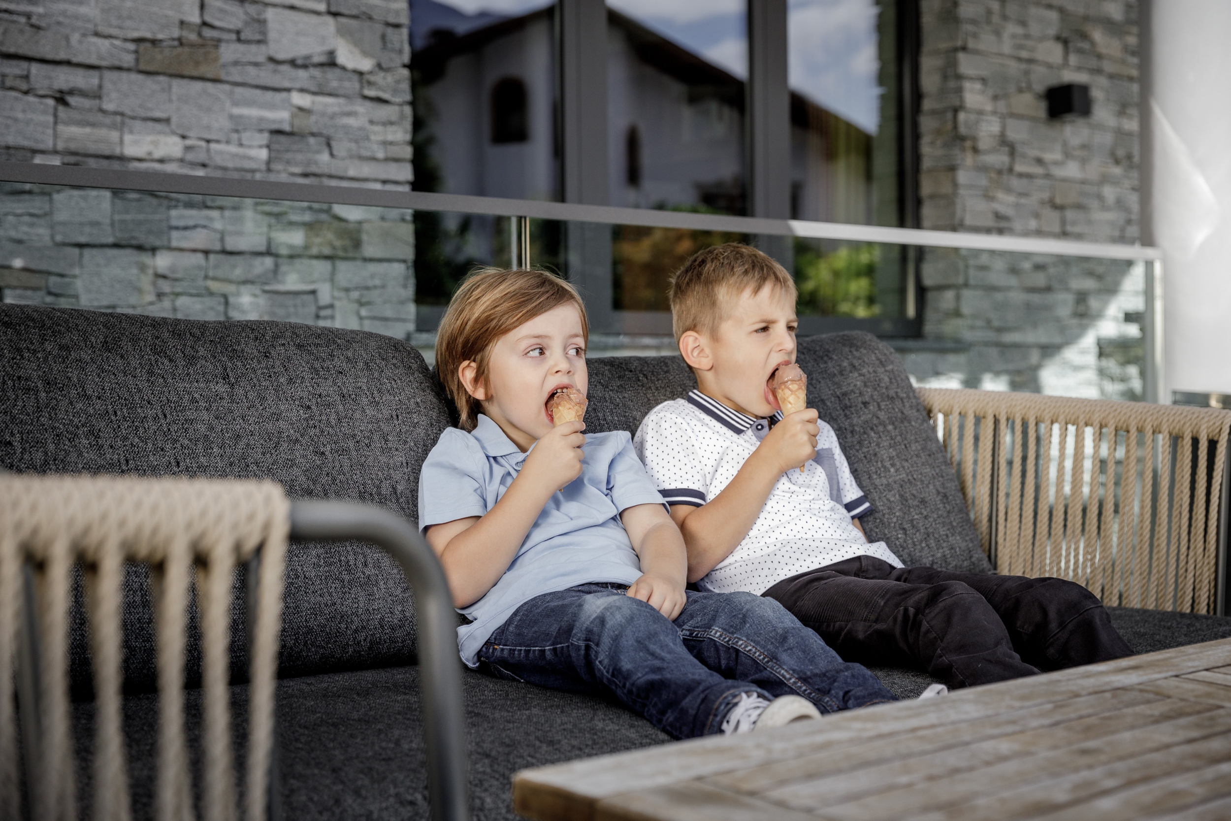 Kinder beim Eis essen vor dem Hotel Das Central in Sölden Kinder beim Eis essen vor dem Hotel Das Central in Sölden