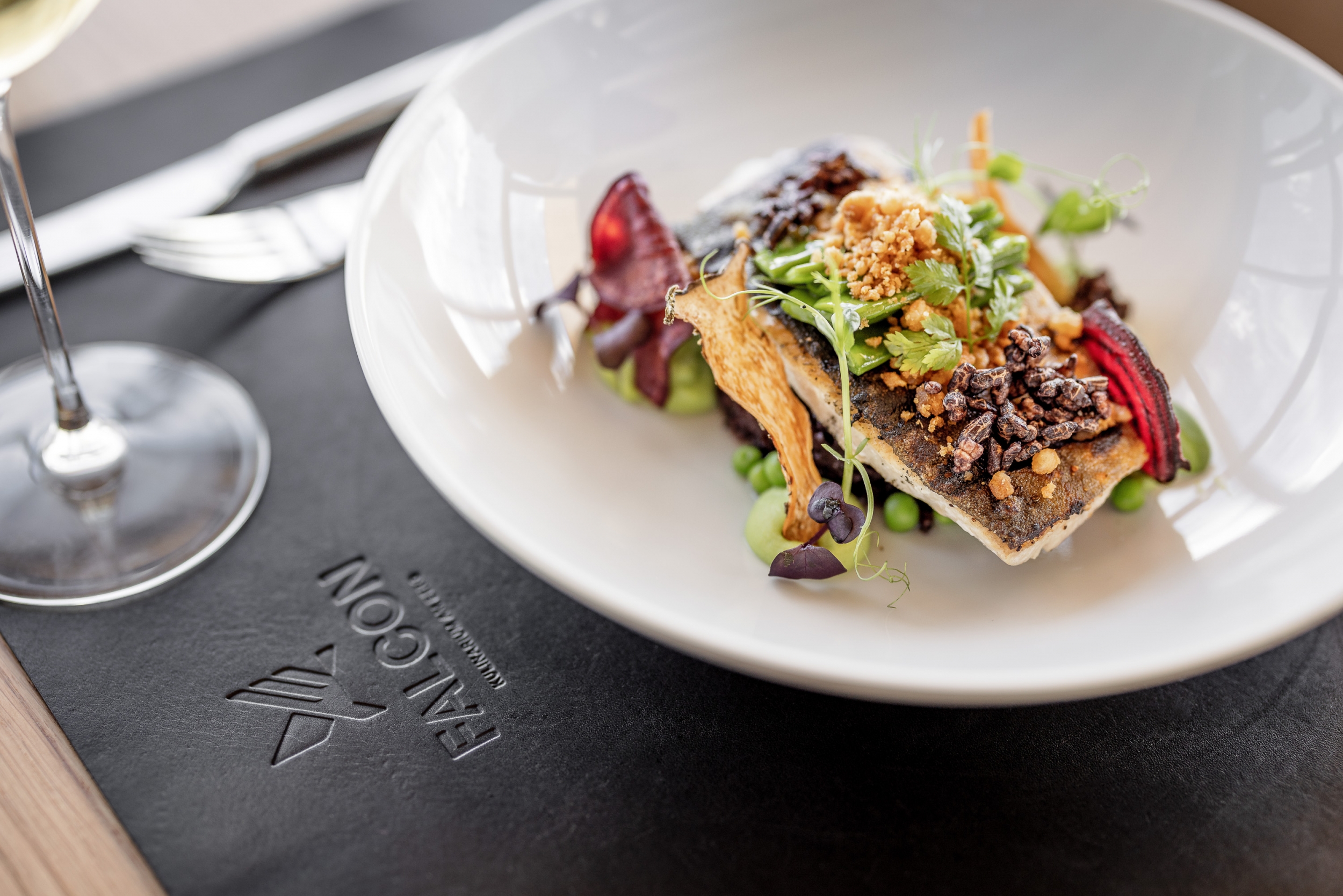 Falcon À-la-carte-Restaurant Hauptgericht mit regionalem Fisch