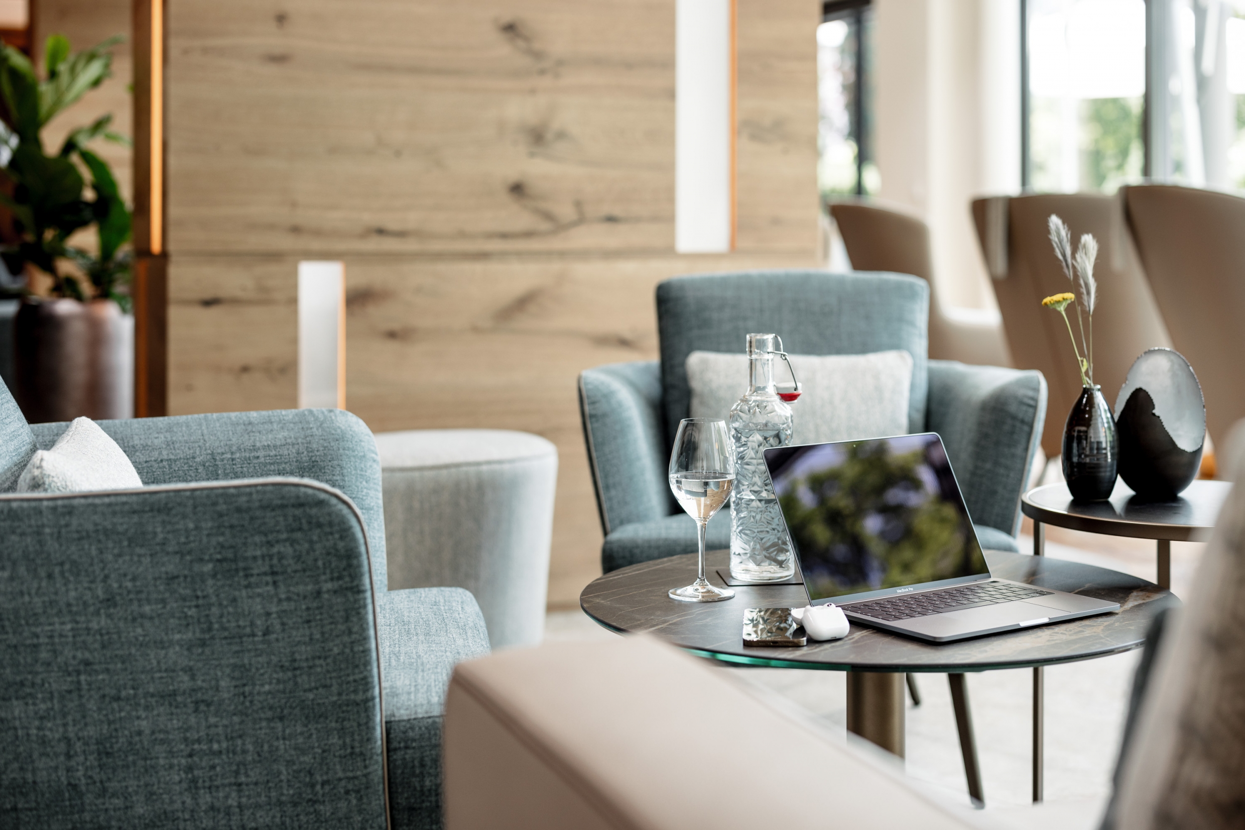 Arbeiten in der neuen Living Lounge im 5-Sterne Hotel Das Central in Sölden