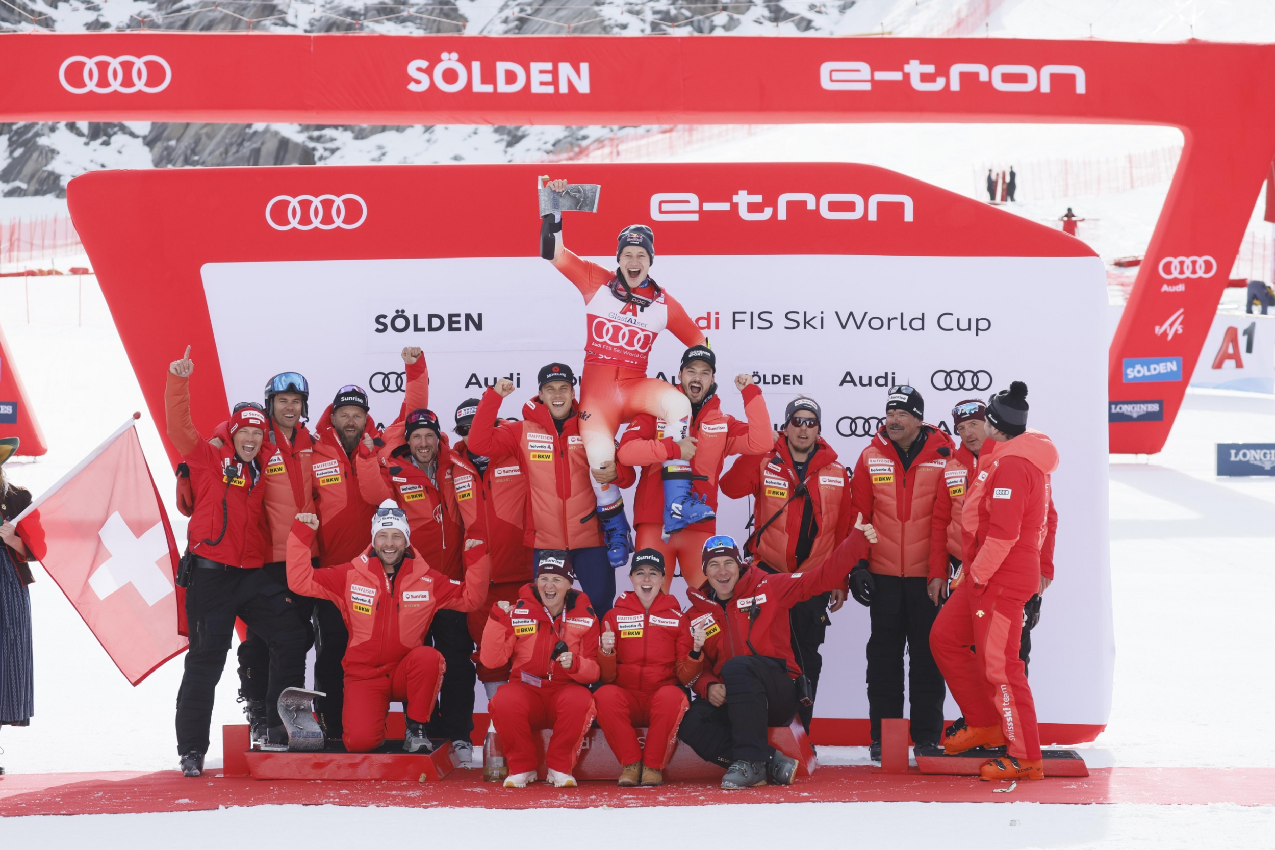 Sieger Marco Odermatt mit Team beim Skiweltcup in Sölden 2022 Sieger Marco Odermatt mit Team beim Skiweltcup in Sölden 2022