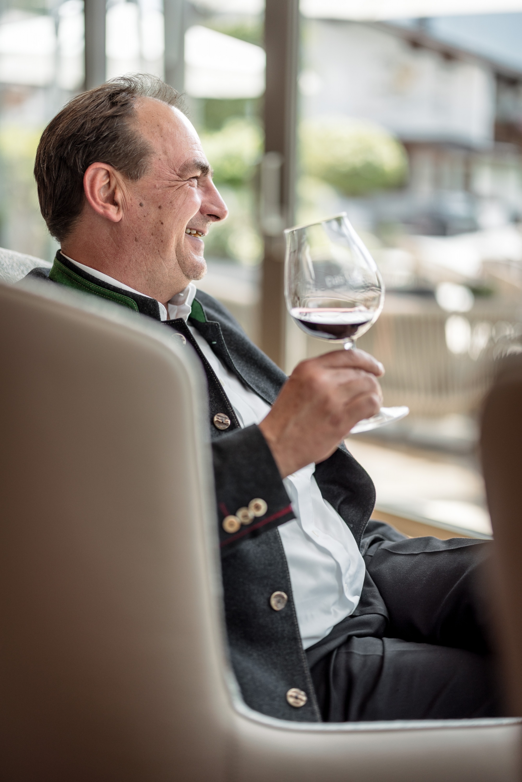 Maître d'hôtel Martin Sperdin in der Living Lounge Maître d'hôtel Martin Sperdin in der Living Lounge