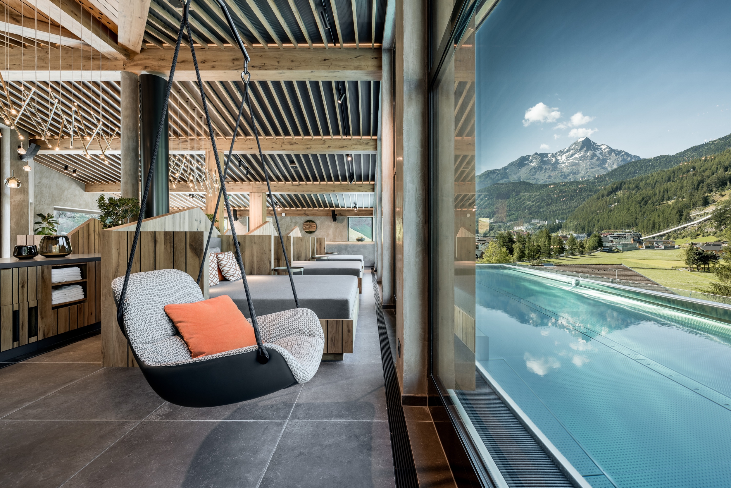 Summit Relax Area mit Blick auf die Berge - 5-Sterne Wellnesshotel Das Central in Sölden, Tirol