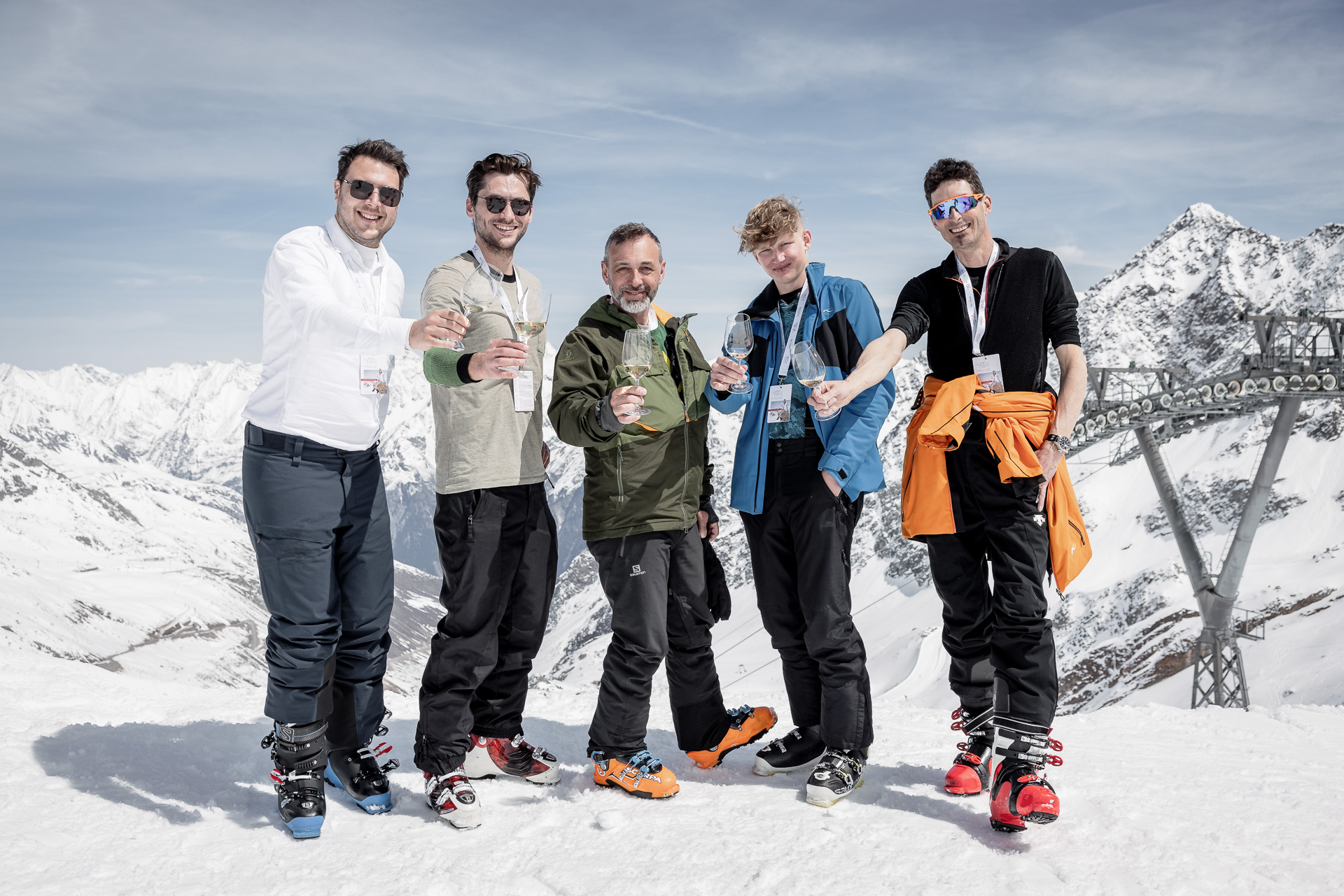 Winzerinnen und Winzer präsentieren ihre Weine bei der Höhenweindegustation über 2.000 Metern beim Event Wein am Berg, Sölden.