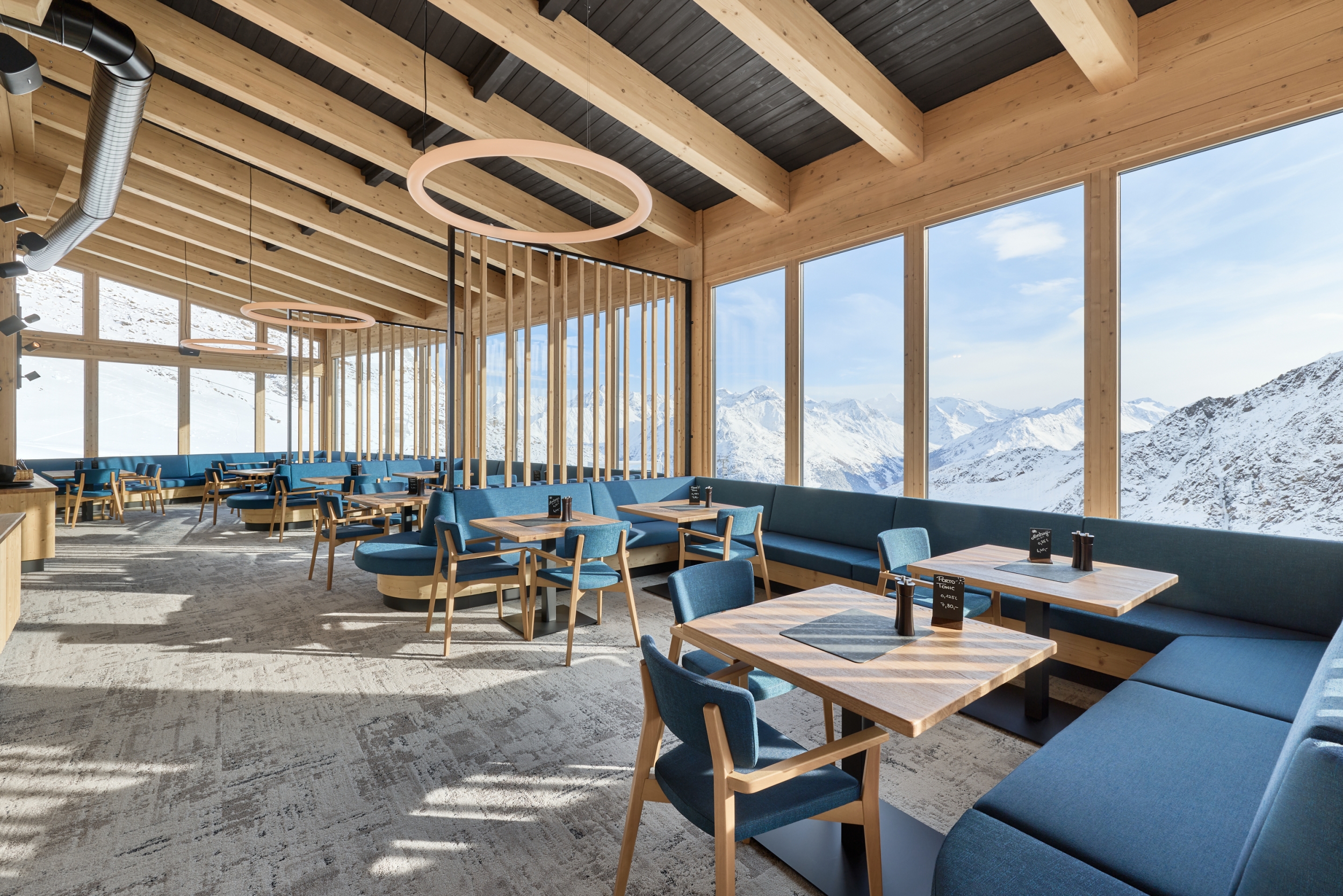 Ausblick auf den Rettenbachgletscher vom Restaurant Schwarzkogl im Skigebiet von Sölden - hosted by AREA 47