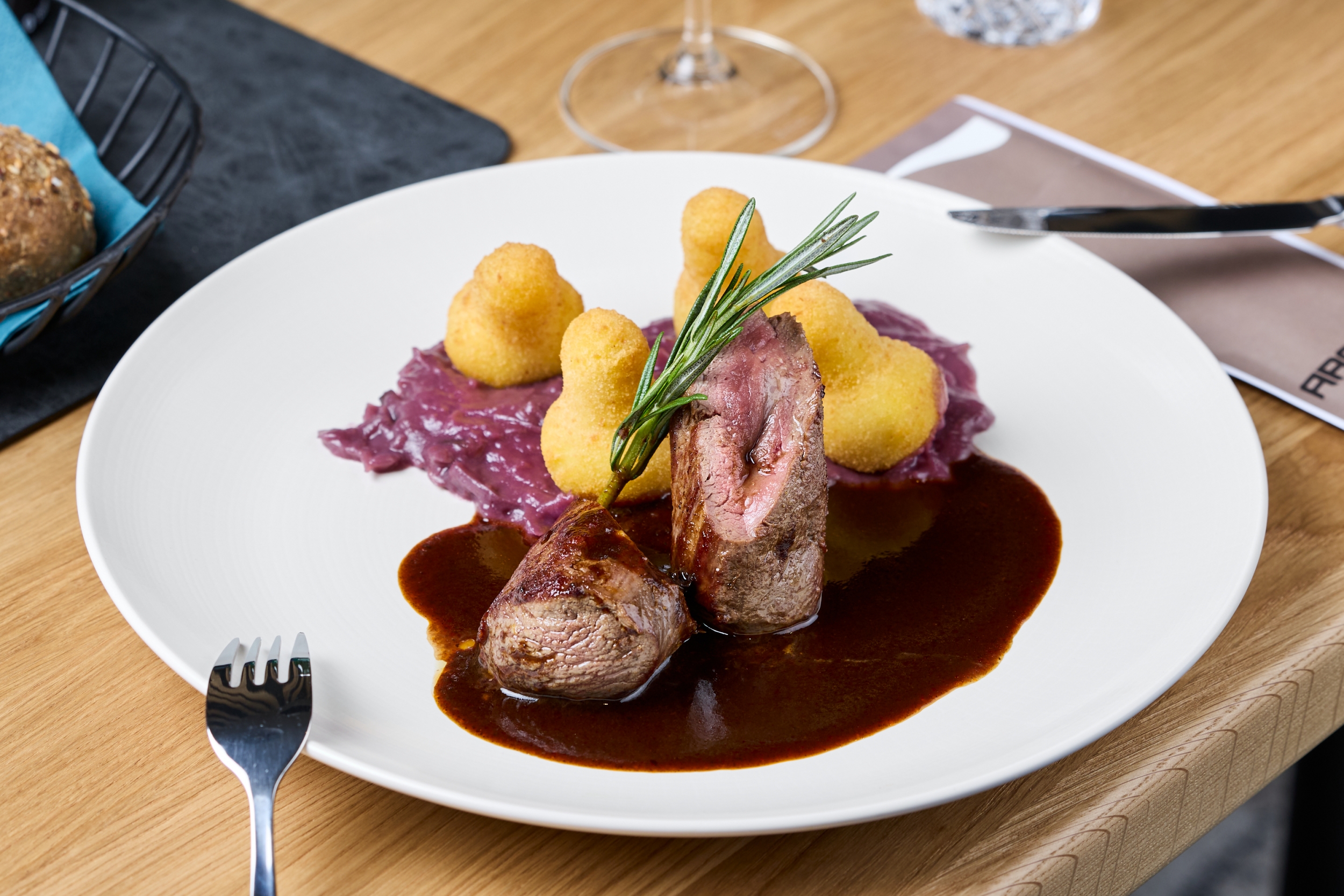 Hirschrückensteak mit Rotkraut und Pommes Williams Restaurant Schwarzkogl im Skigebiet von Sölden - hosted by AREA 47