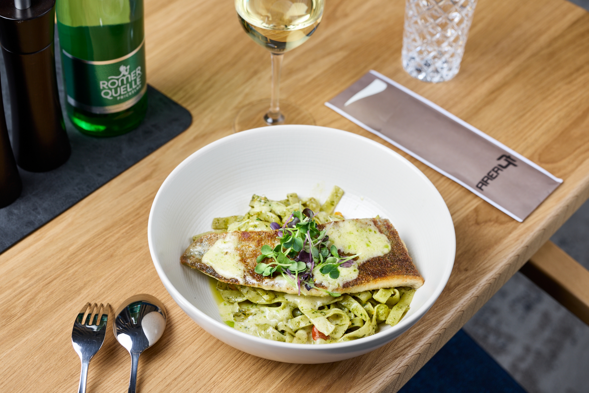 Forellenfilet aus Ötztaler Zucht mit Kräuterbandnudeln im Restaurant Schwarzkogl im Skigebiet von Sölden - hosted by AREA 47