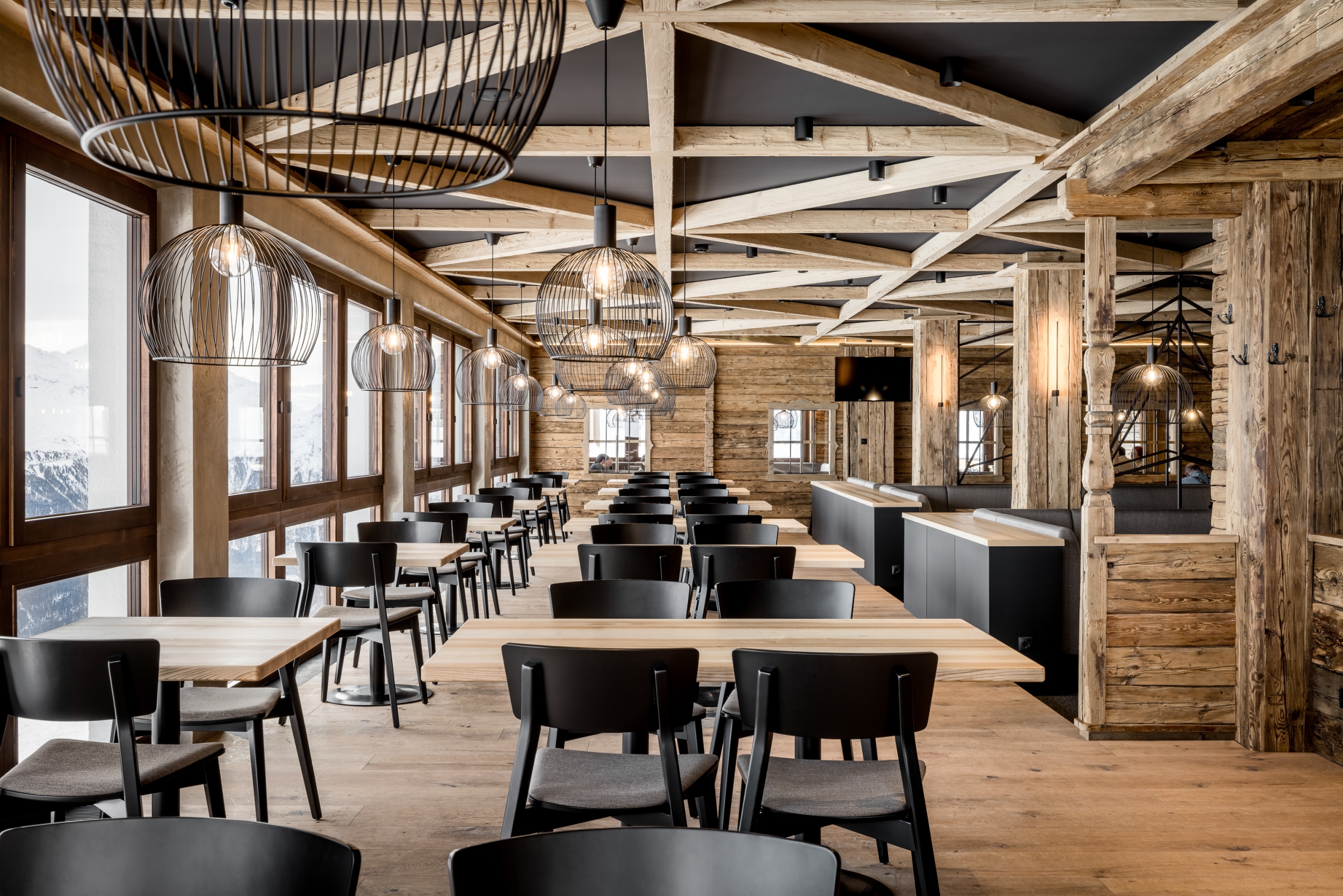 Sitzgelegenheiten im Restaurant Giggijoch im Skigebiet Sölden Sitzgelegenheiten im Restaurant Giggijoch im Skigebiet Sölden