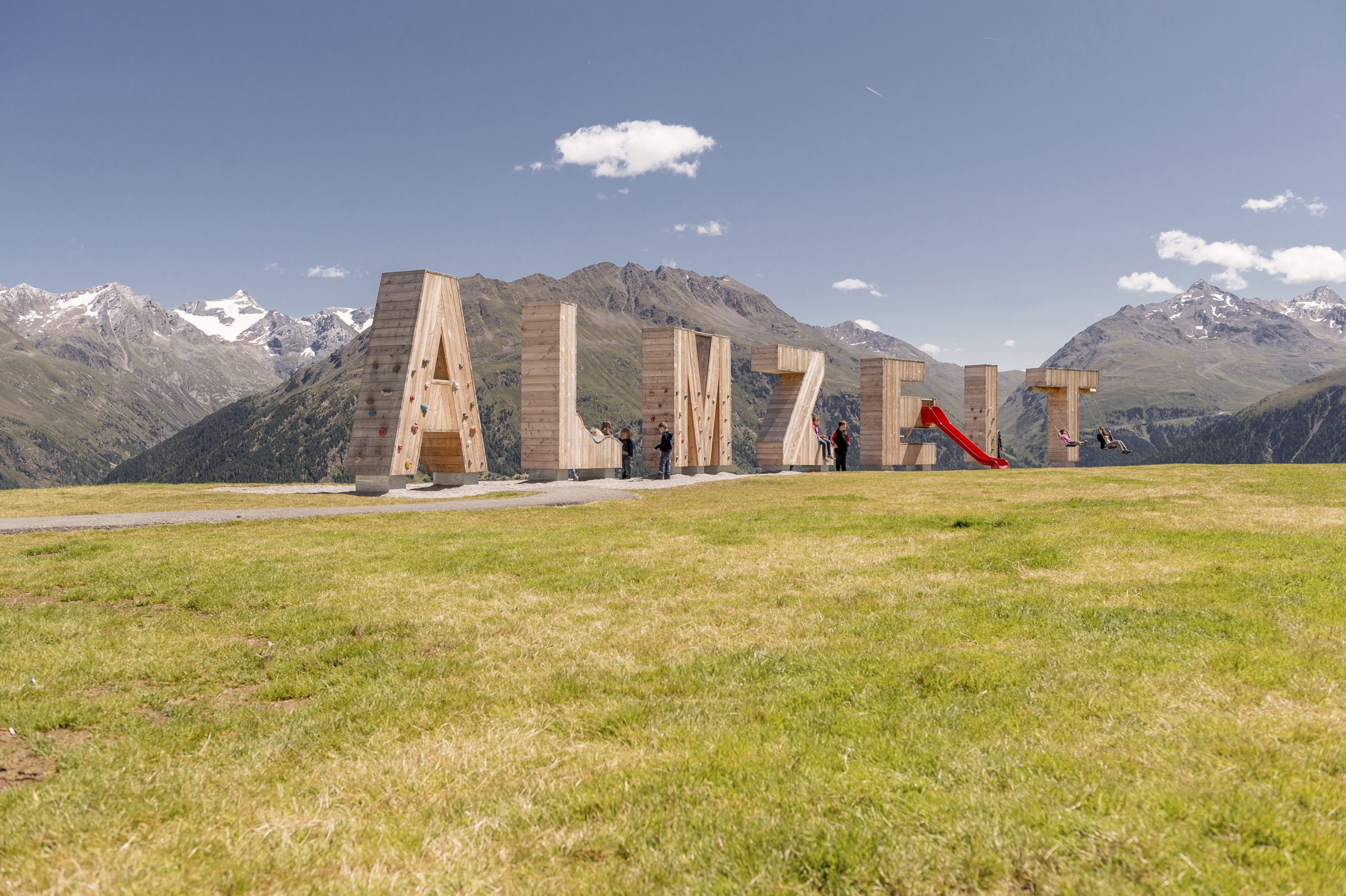 Almzeit Sölden Kletterbuchstaben am Giggijoch