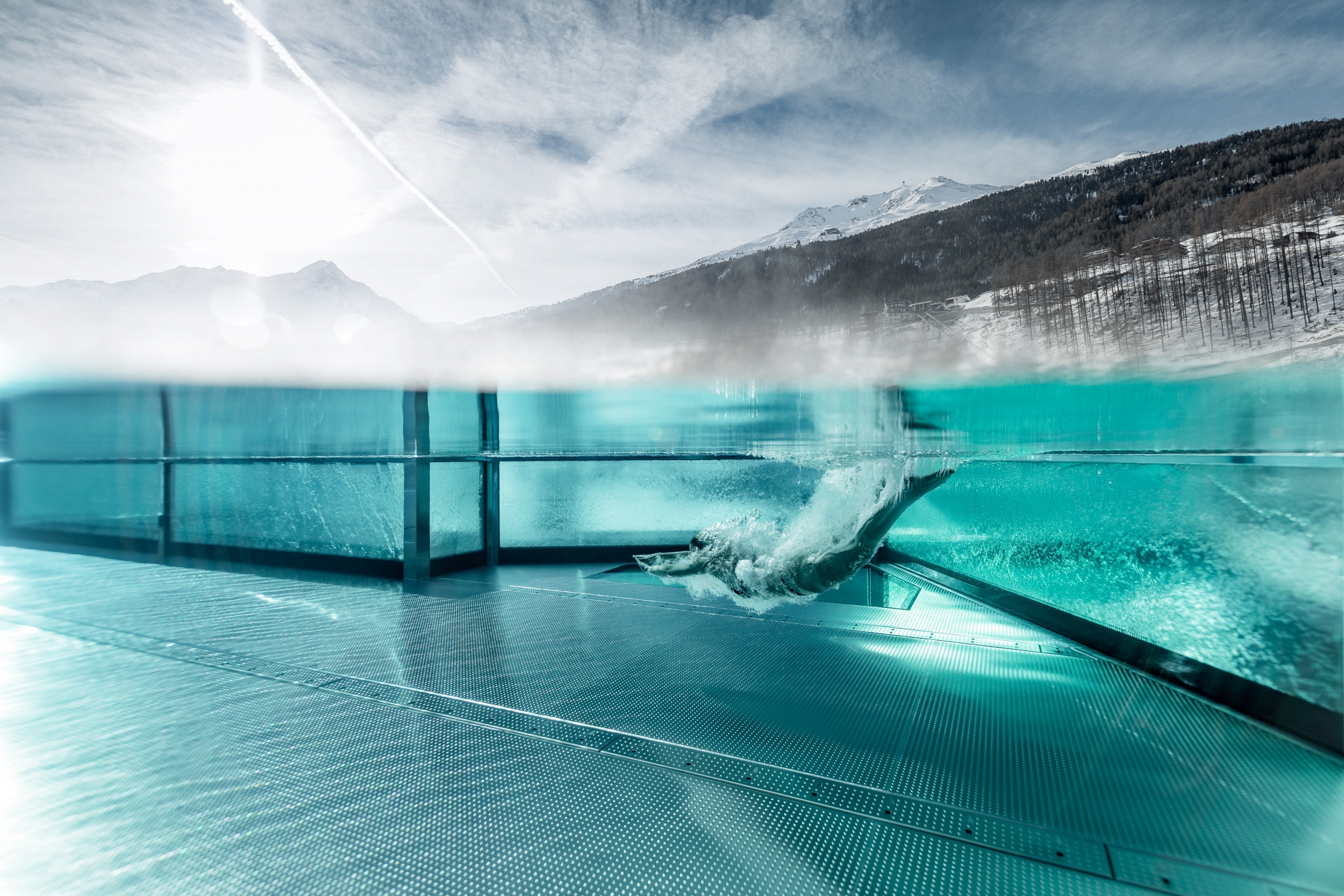 Sprung in den Summit Infinity-Pool im Hotel Das Central in Sölden Sprung in den Summit Infinity-Pool im Hotel Das Central in Sölden