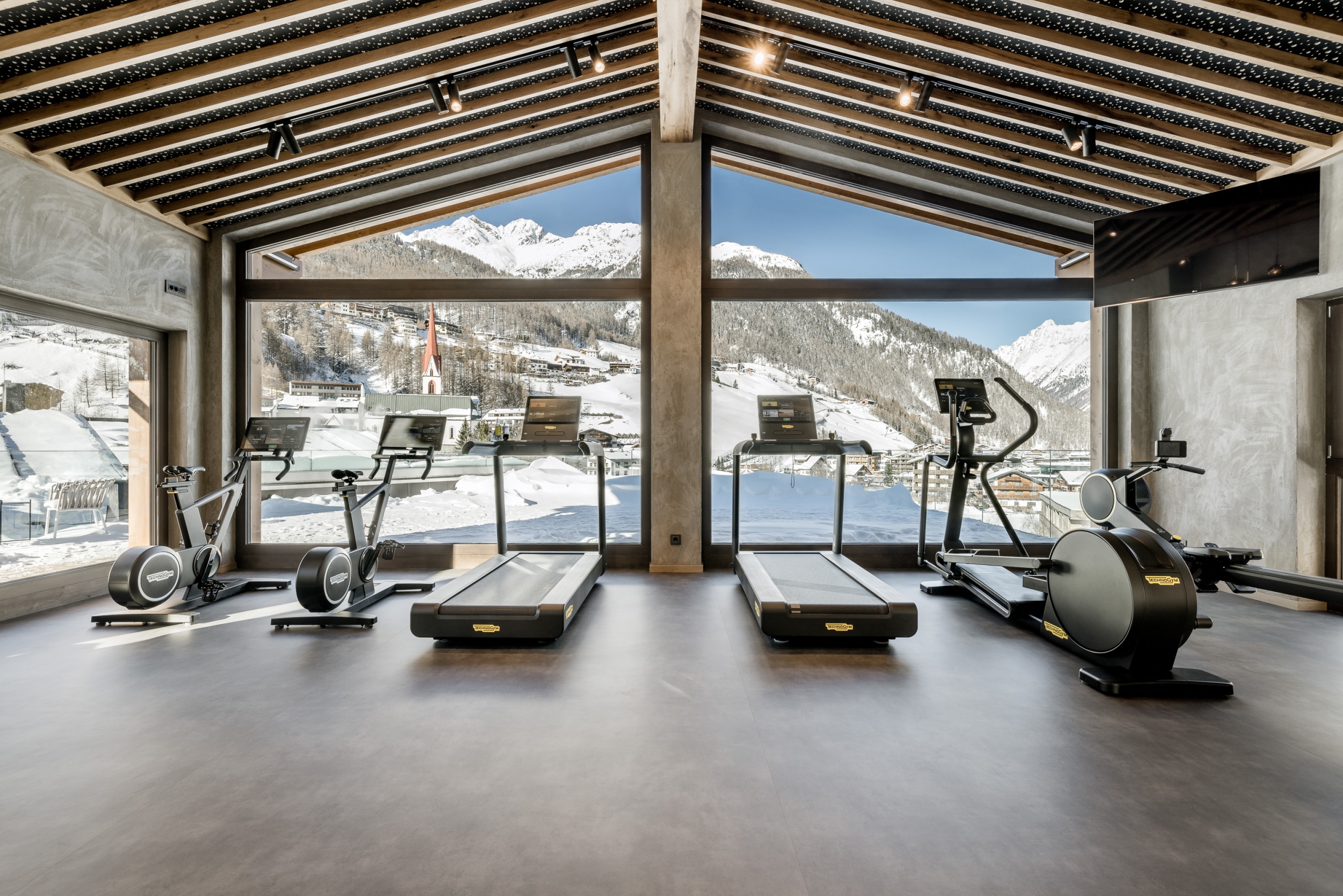 Summit Cardio Fitness mit Blick auf das verschneite Sölden