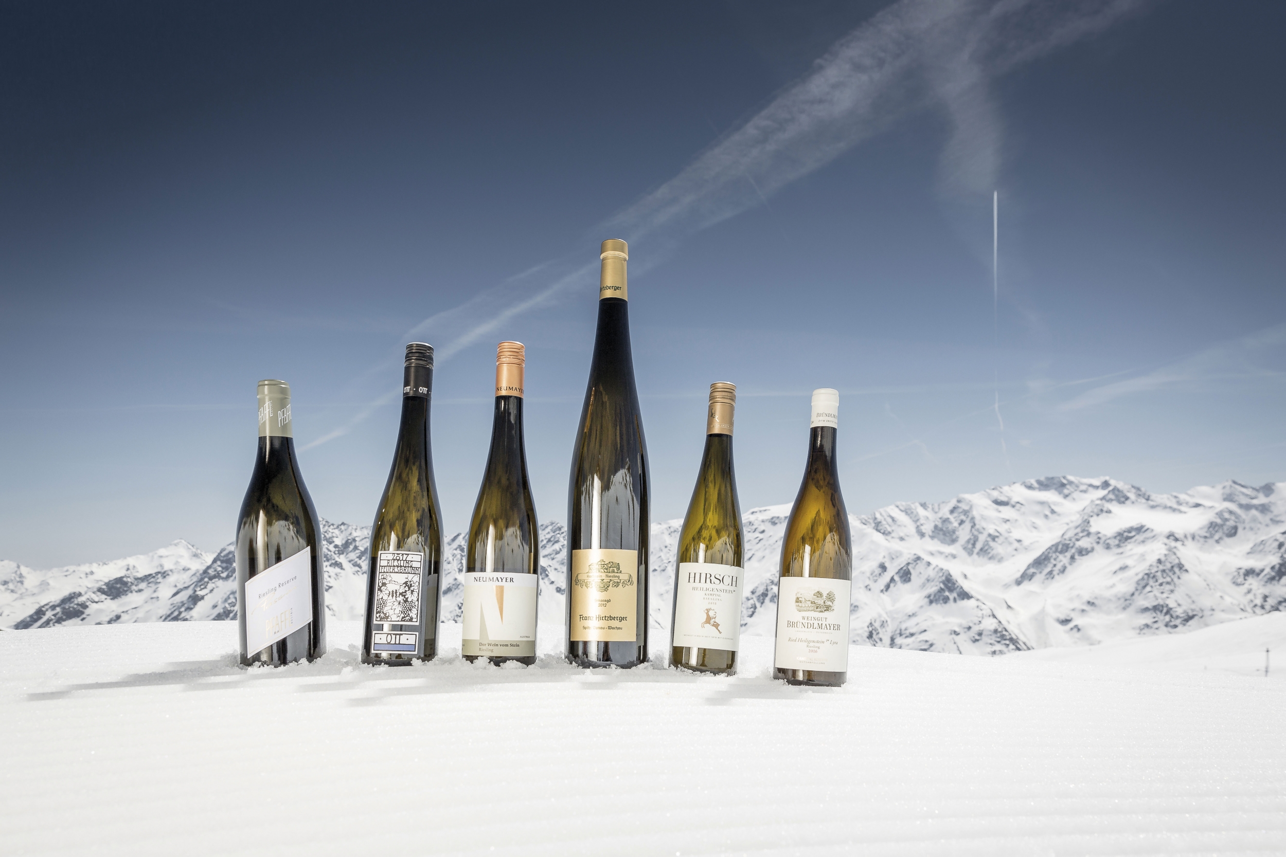 Exklusive Weinverkostung vom 5-Sterne-Hotel Das Central in Sölden während des Events Wein am Berg, Gäste genießen erlesene Weine und die Bergkulisse Exklusive Weinverkostung vom 5-Sterne-Hotel Das Central in Sölden während des Events Wein am Berg, Gäste genießen erlesene Weine und die Bergkulisse