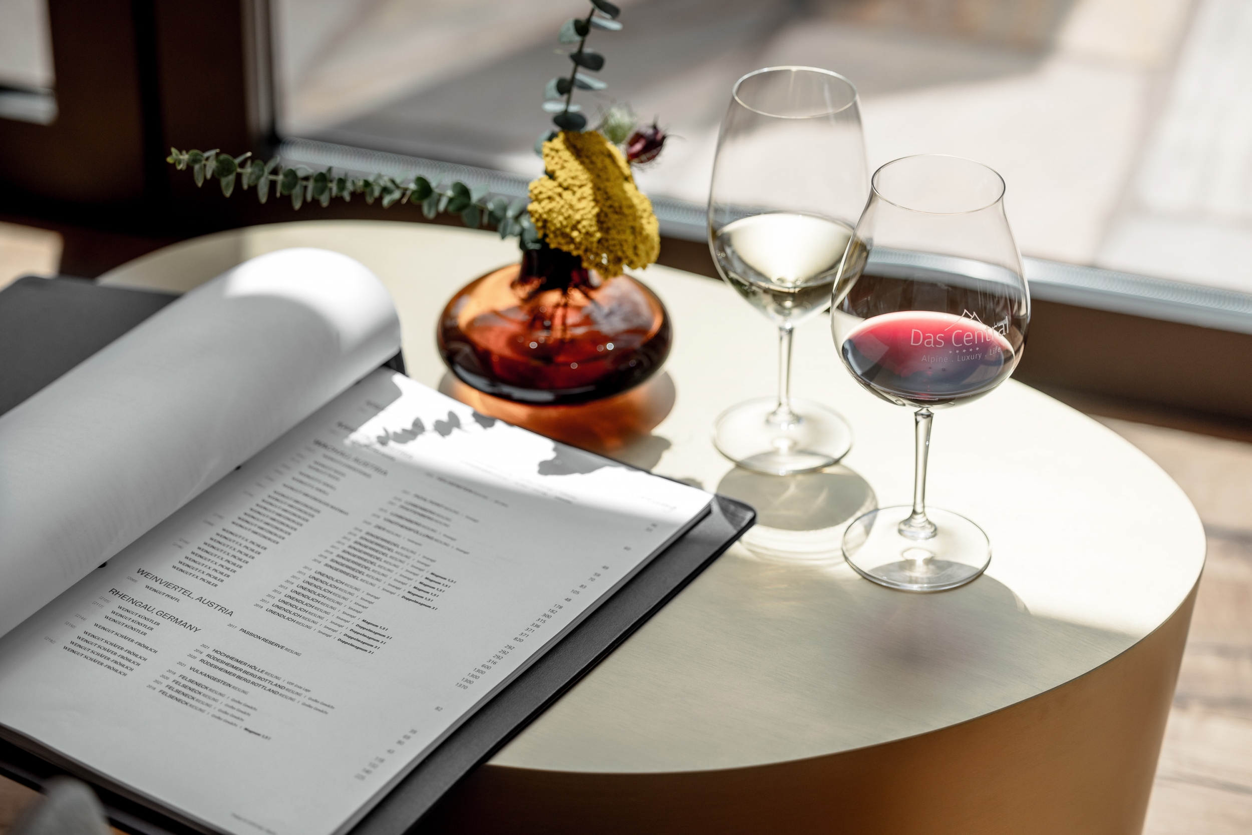 Hotel Das Central Sölden Wein in der Living Lounge