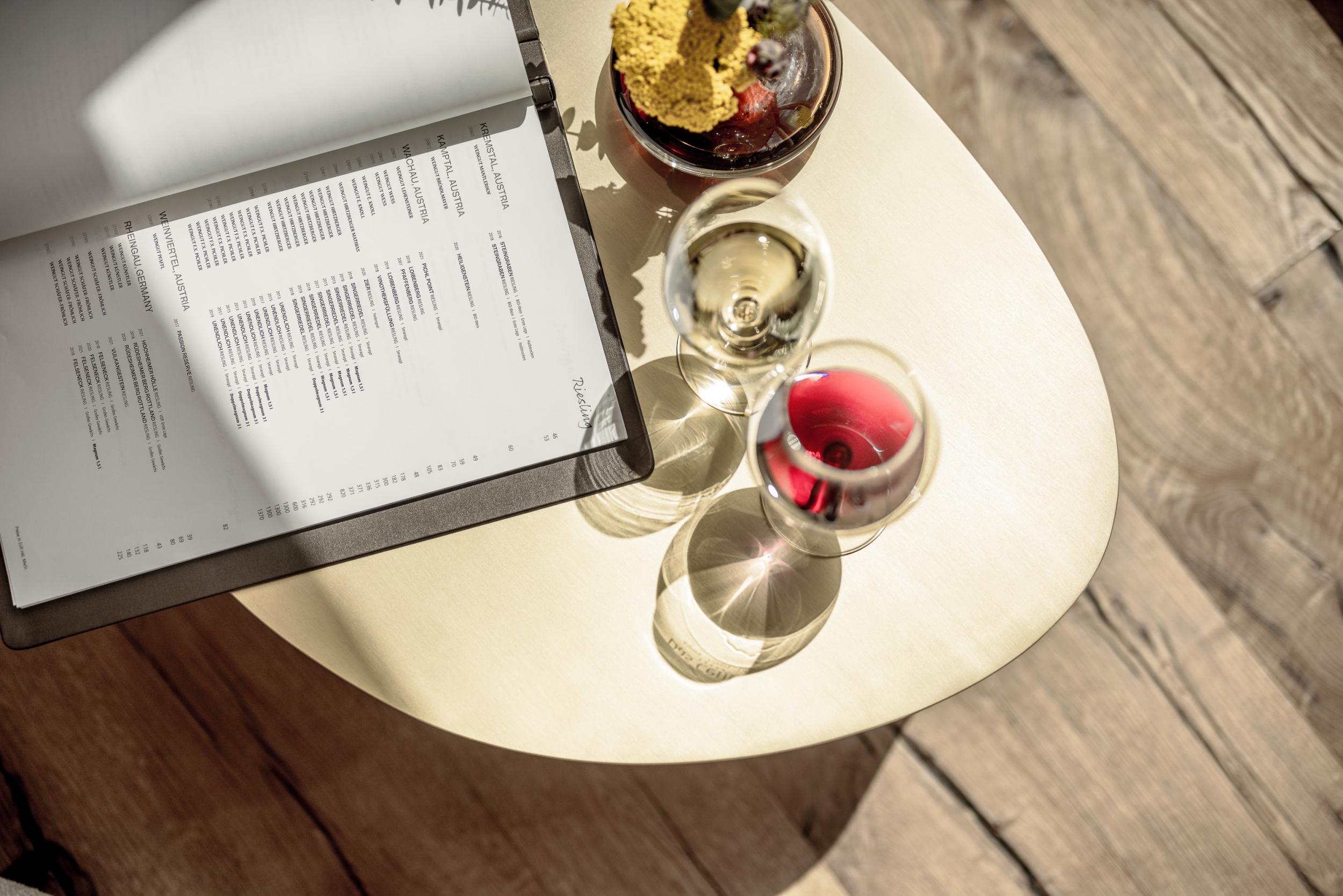 Hotel Das Central Sölden Wein in der Living Lounge