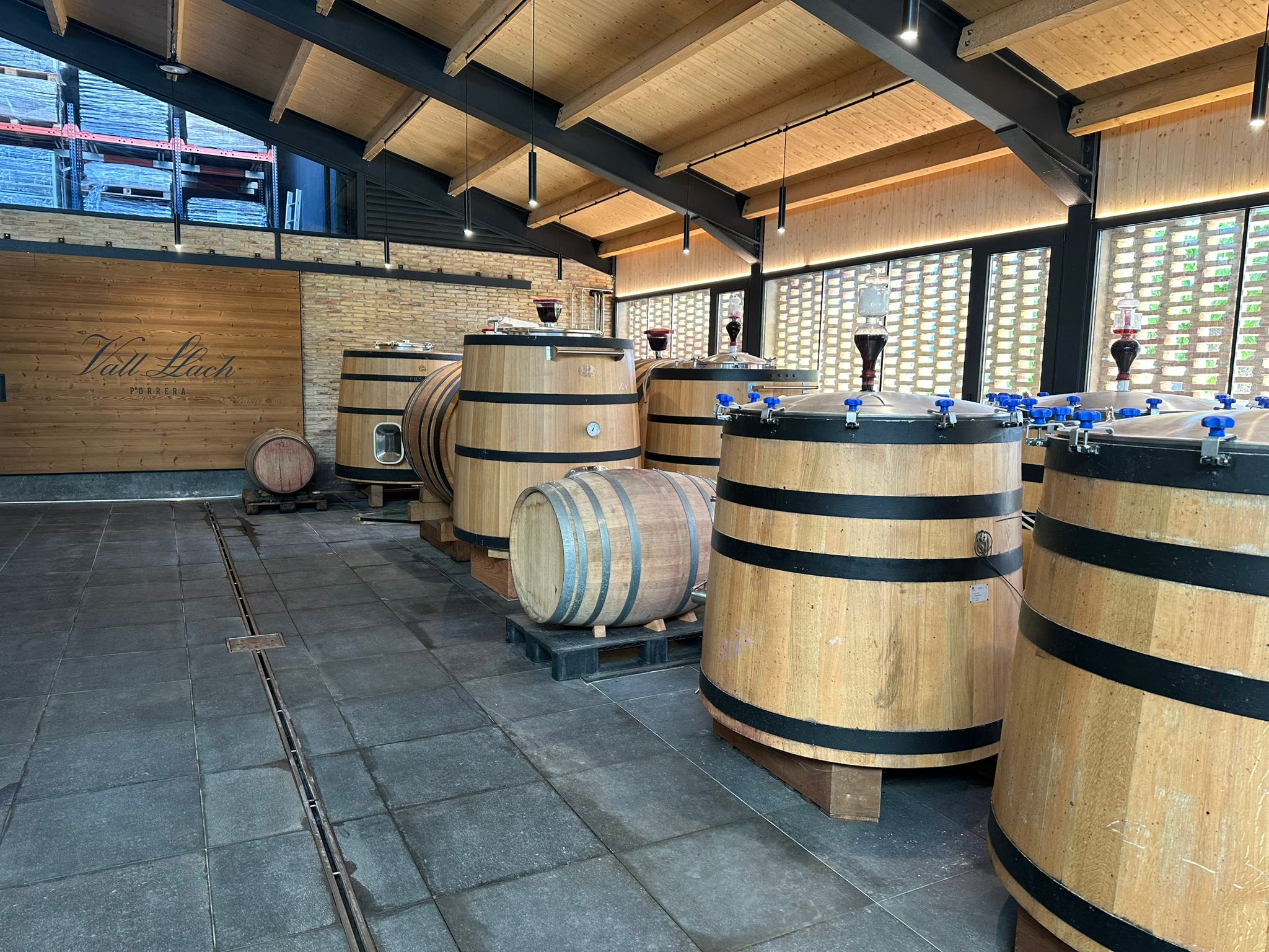 Weinreise Spanien Hotel Das Central 2024 - Weinfässer Weinreise Spanien Hotel Das Central 2024 - Weinfässer